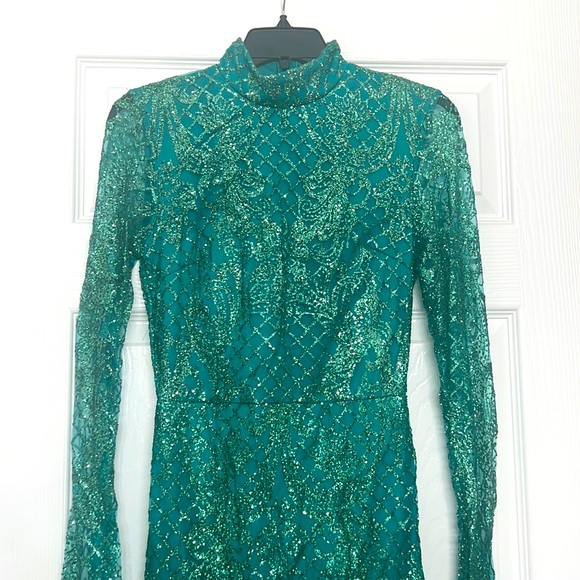 MAKE AN OFFER!! Elegant Emerald Green Mermaid Fit Dress - Picture 3 of 10